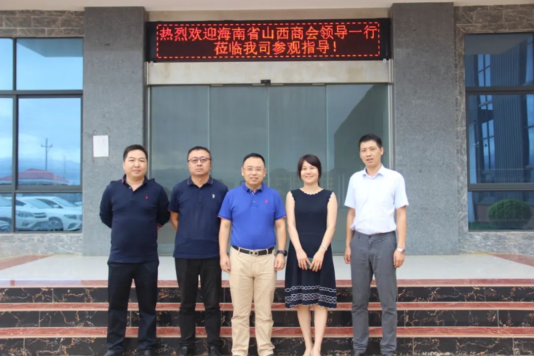 交流会后,翟志伟秘书长随董艳峰副总经理,孙慧敏副总经理参观生产车间
